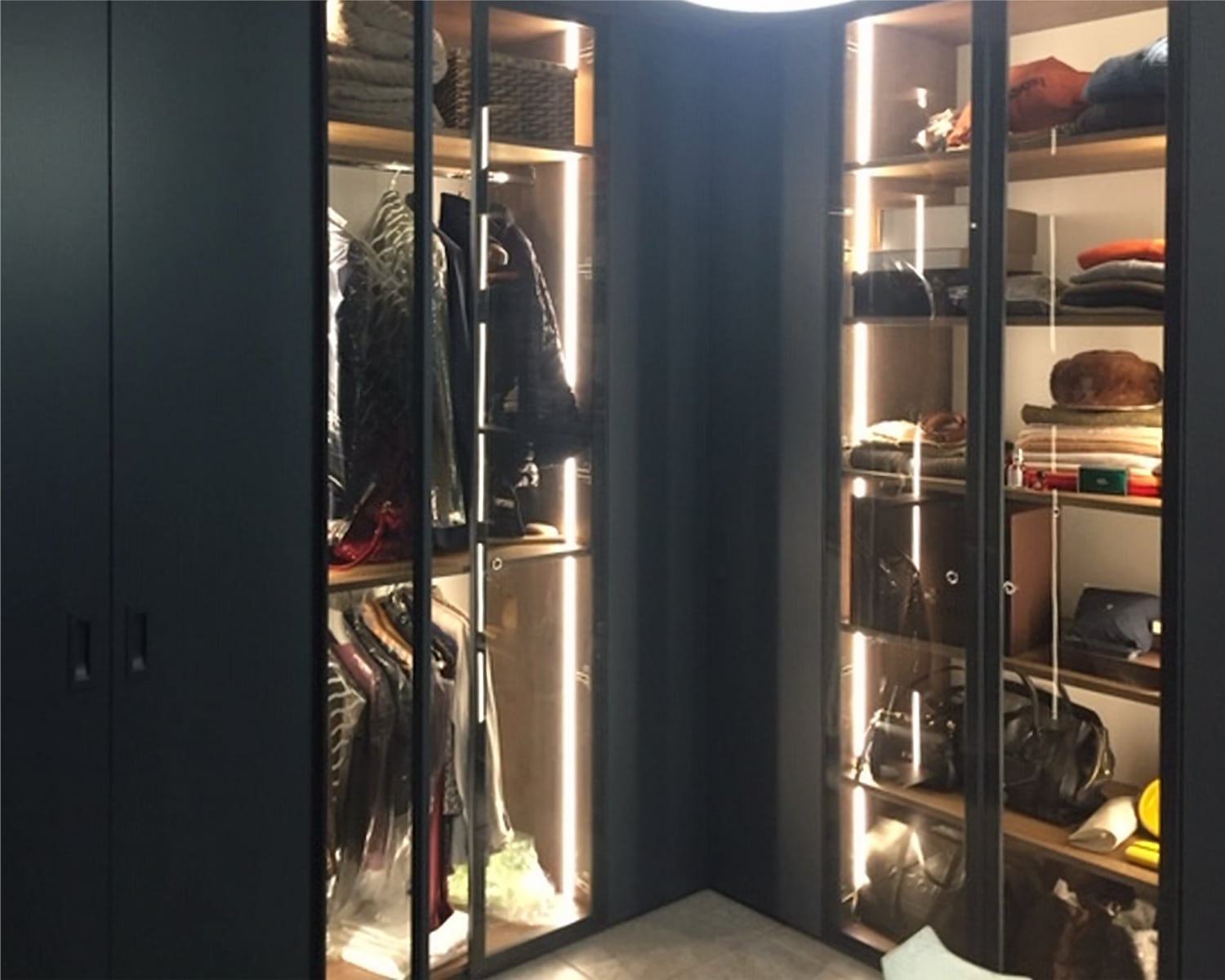 Cabina armadio su misura con ante in vetro e illuminazione interna